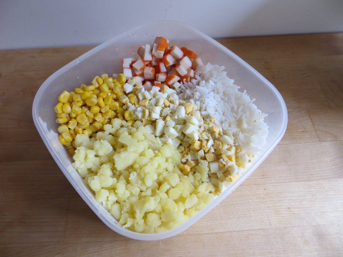 Salată din bastonașe de crabi