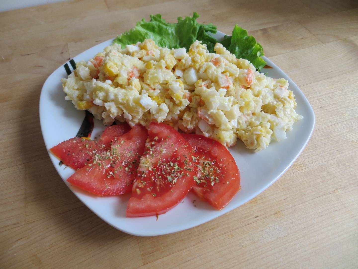 Salată din bastonașe de crabi