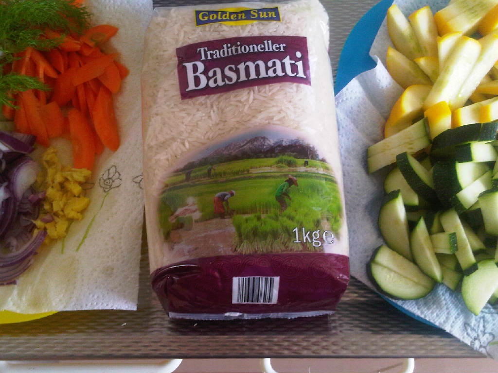 Carne de pui cu sos de ciuperci si orez cu legume