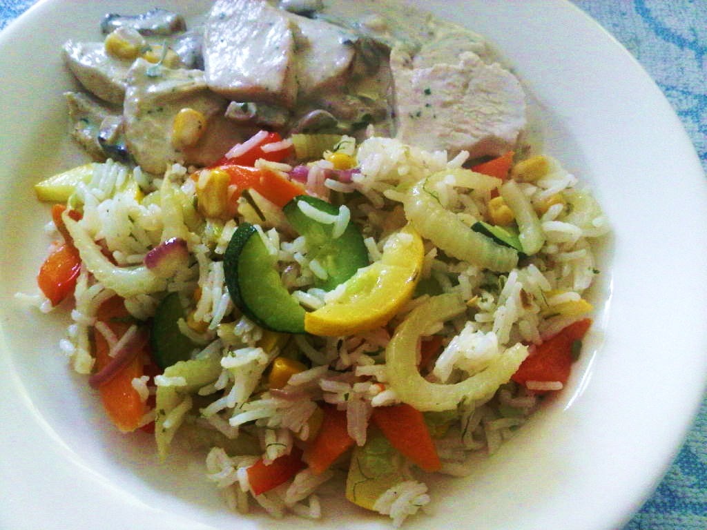 Carne de pui cu sos de ciuperci si orez cu legume