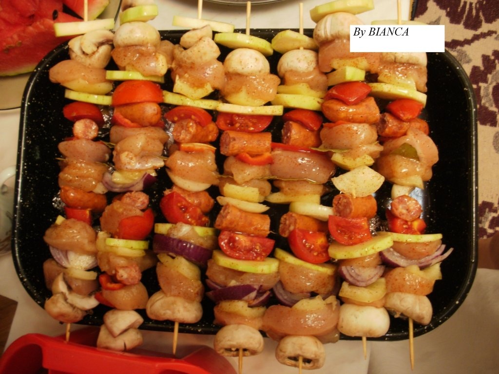 Frigarui la cuptor din piept de pui si legume