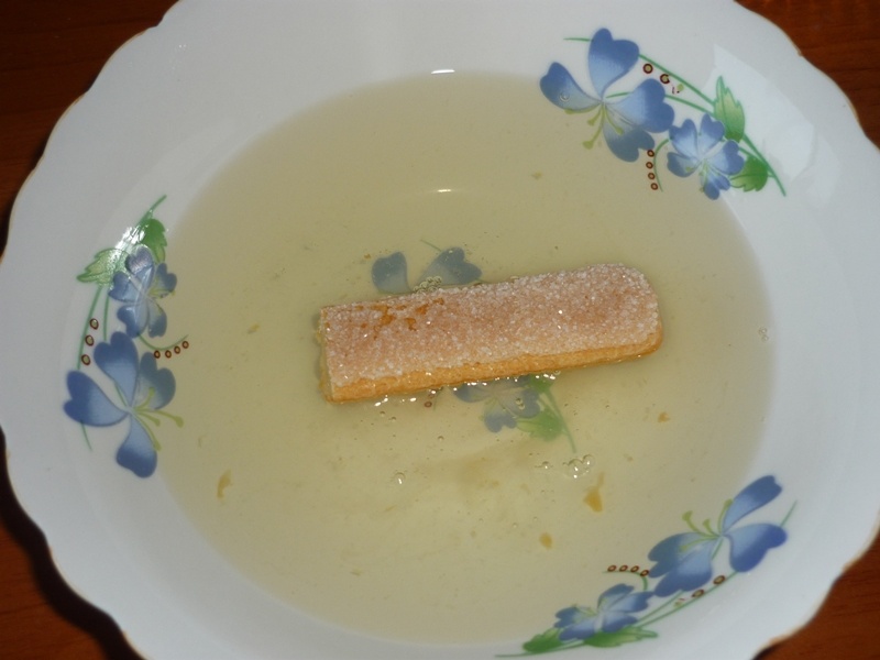 Prajitura cu iaurt si piersici. Reteta simpla, delicioasa, fara coacere