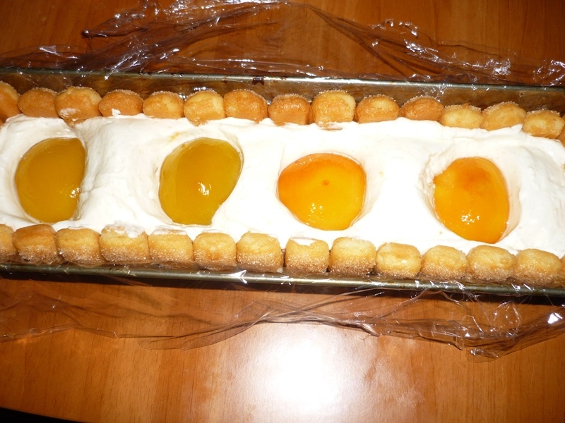 Prajitura cu iaurt si piersici. Reteta simpla, delicioasa, fara coacere