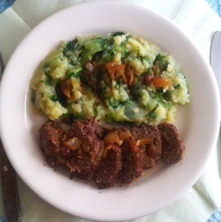 Chiftele si piure de cartofi cu andiva verde