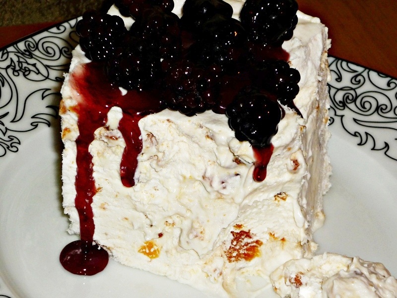 Inghetata de vanilie cu alune pralinate