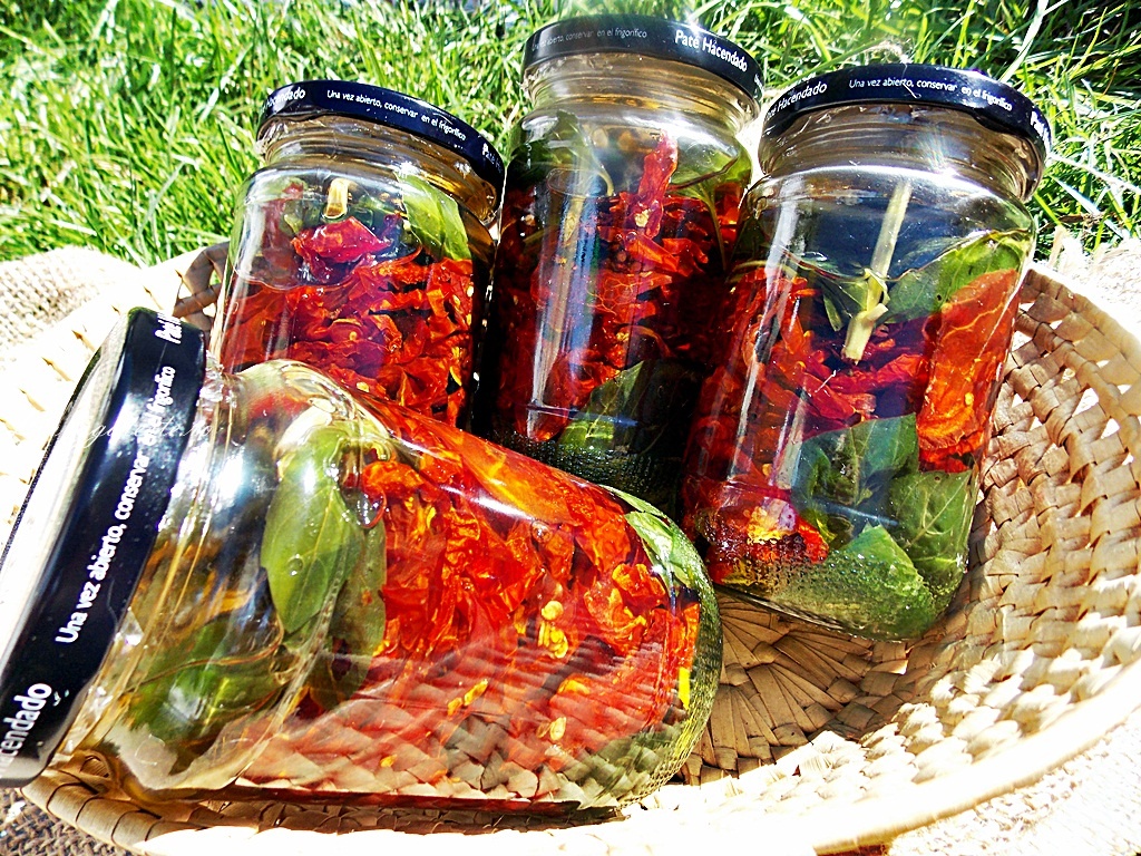 Rosii uscate la soare conservate in ulei de masline pe pat de busuioc