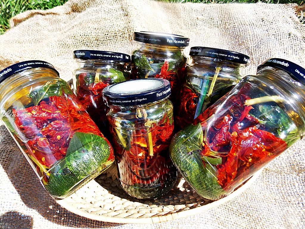 Rosii uscate la soare conservate in ulei de masline pe pat de busuioc