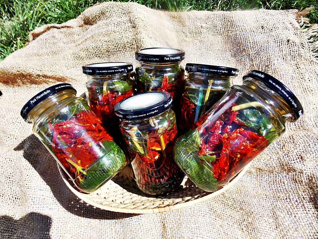 Rosii uscate la soare conservate in ulei de masline pe pat de busuioc