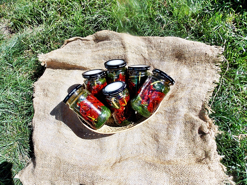 Rosii uscate la soare conservate in ulei de masline pe pat de busuioc