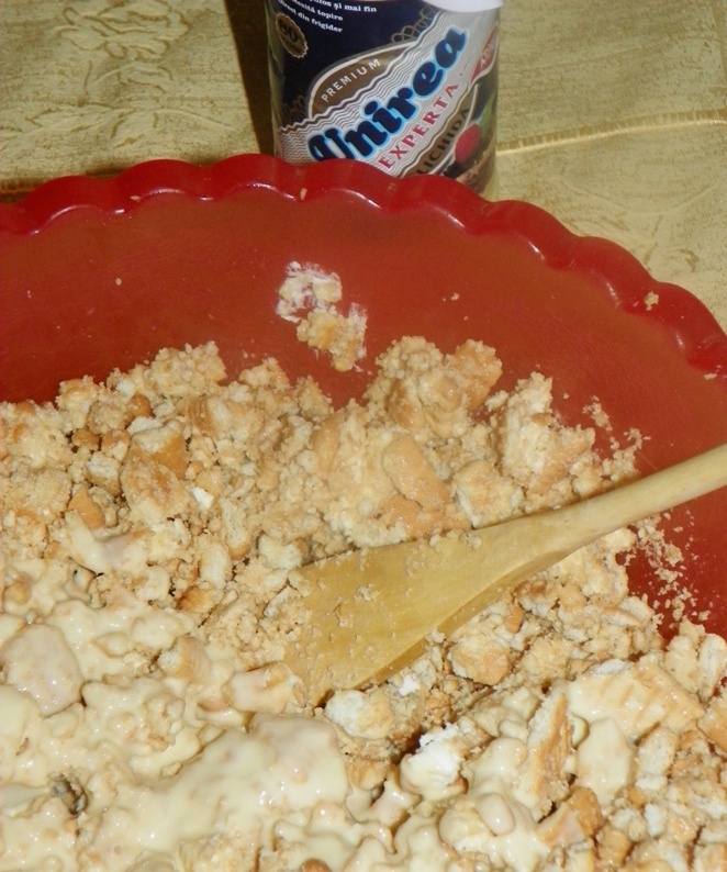 Prajitura cu blat de biscuiti si crema de cacao neagra