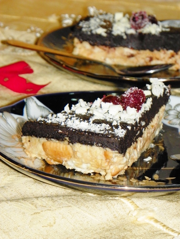 Prajitura cu blat de biscuiti si crema de cacao neagra