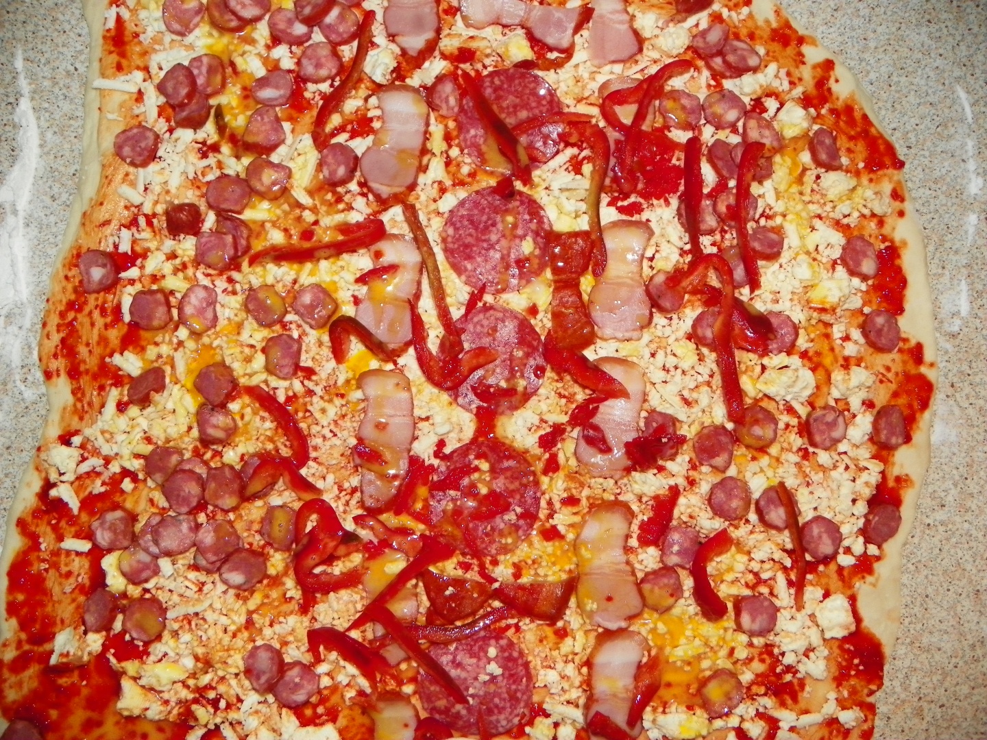 Mini-pizza cu branza si afumatura