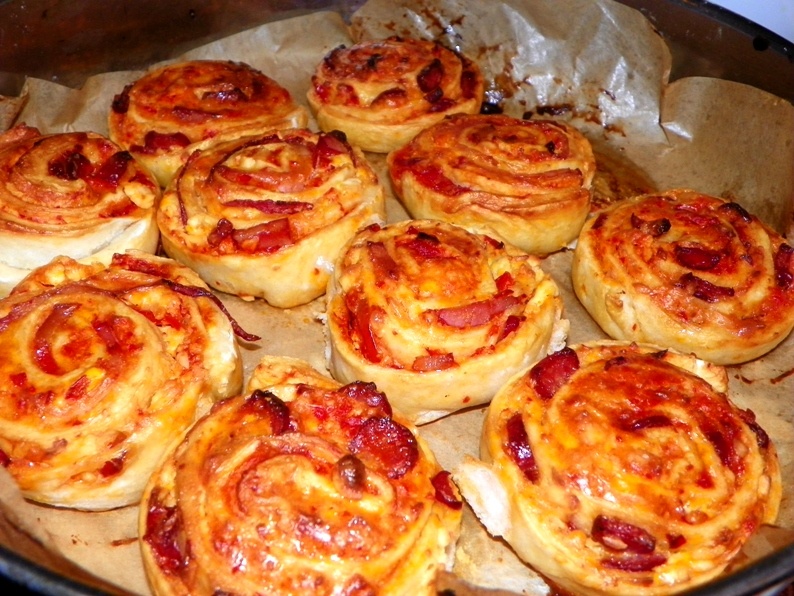 Mini-pizza cu branza si afumatura