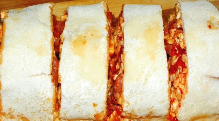 Mini-pizza cu branza si afumatura