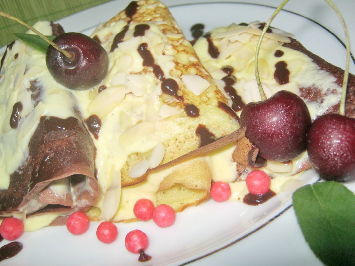 Clatite cu crema Chantilly si sos de ciocolata