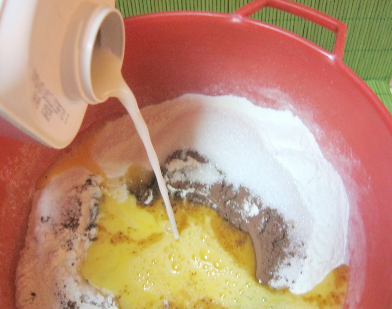 Clatite cu crema Chantilly si sos de ciocolata