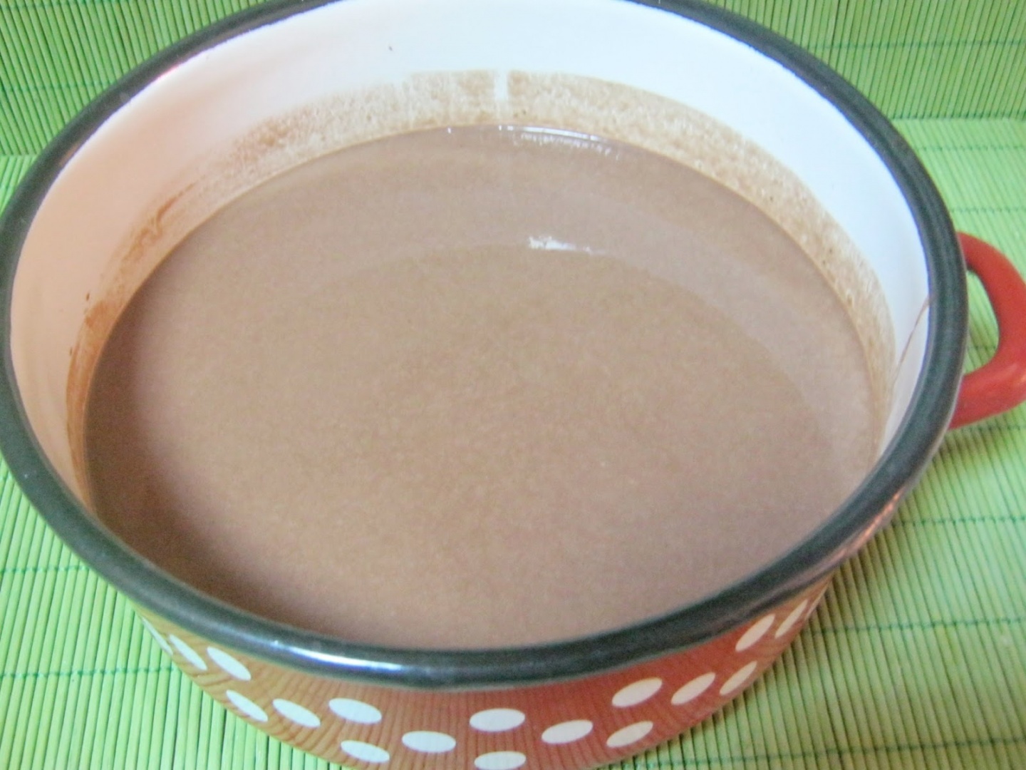 Clatite cu crema Chantilly si sos de ciocolata