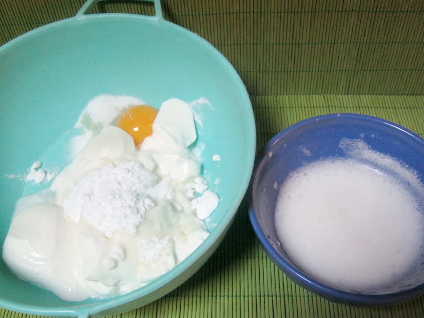 Clatite cu crema Chantilly si sos de ciocolata