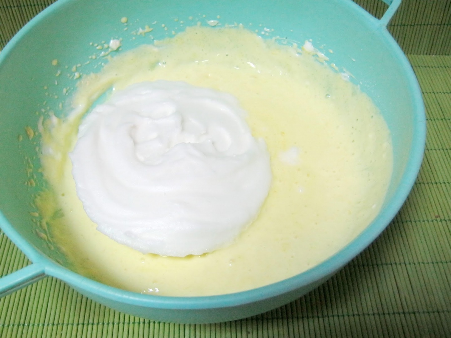 Clatite cu crema Chantilly si sos de ciocolata