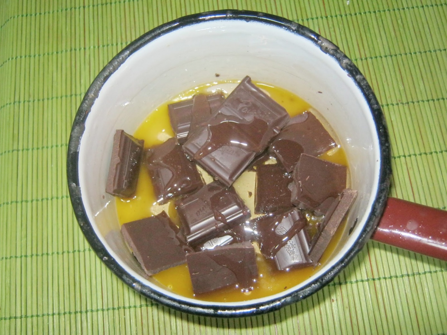 Clatite cu crema Chantilly si sos de ciocolata