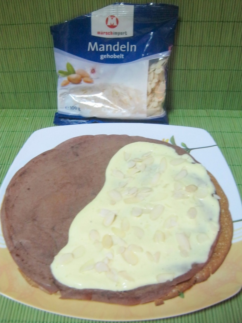 Clatite cu crema Chantilly si sos de ciocolata