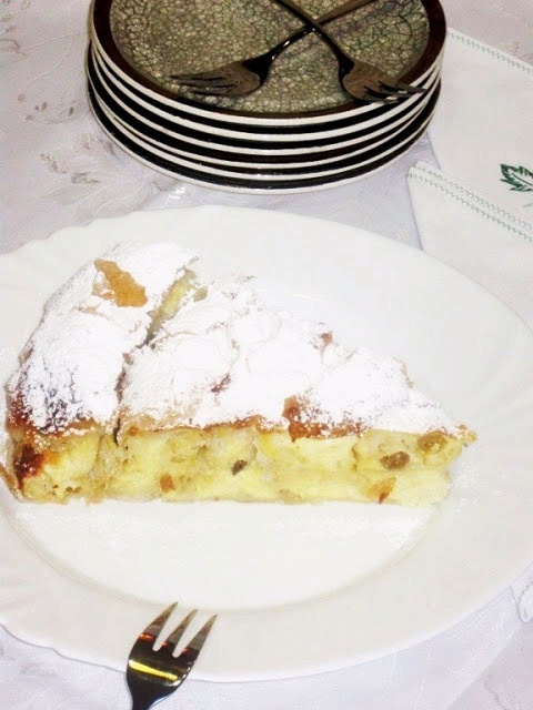 Placinta invartita cu branza dulce, smantana si stafide