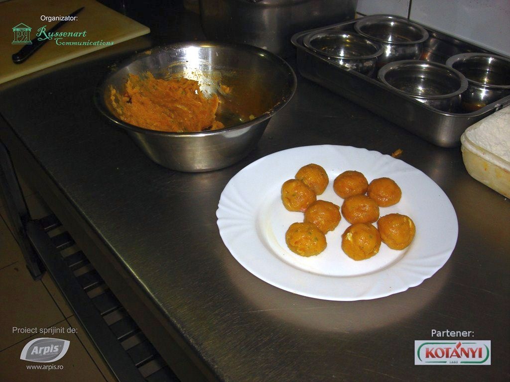 Chiftele din carne de pui in sos picant