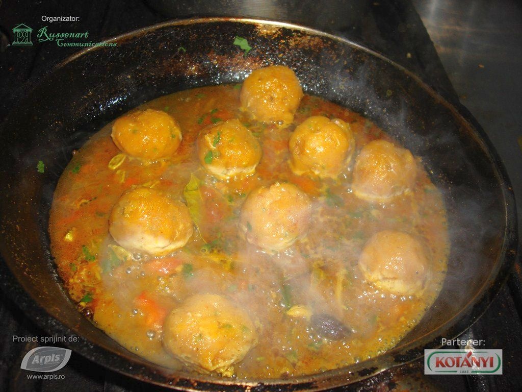 Chiftele din carne de pui in sos picant