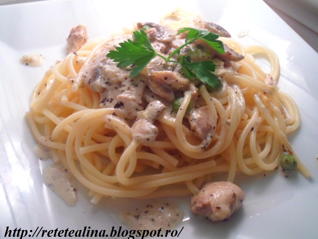 Spaghete cu sos de smantana, pui si ciuperci