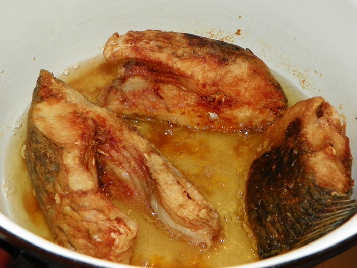 Crap prajit cu sos gremaolata