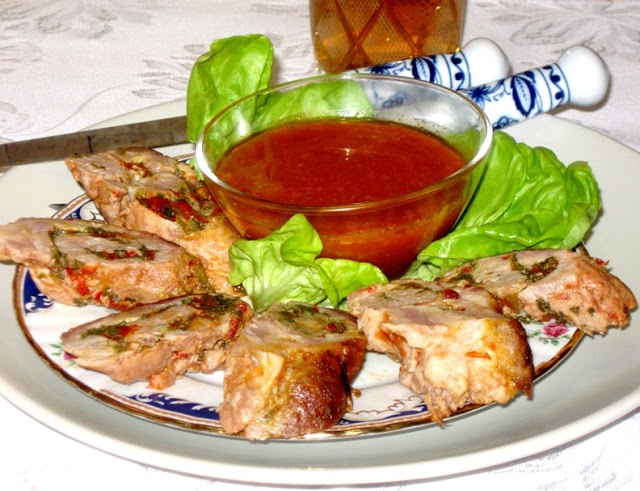 Rulada de porc in sos de rosii