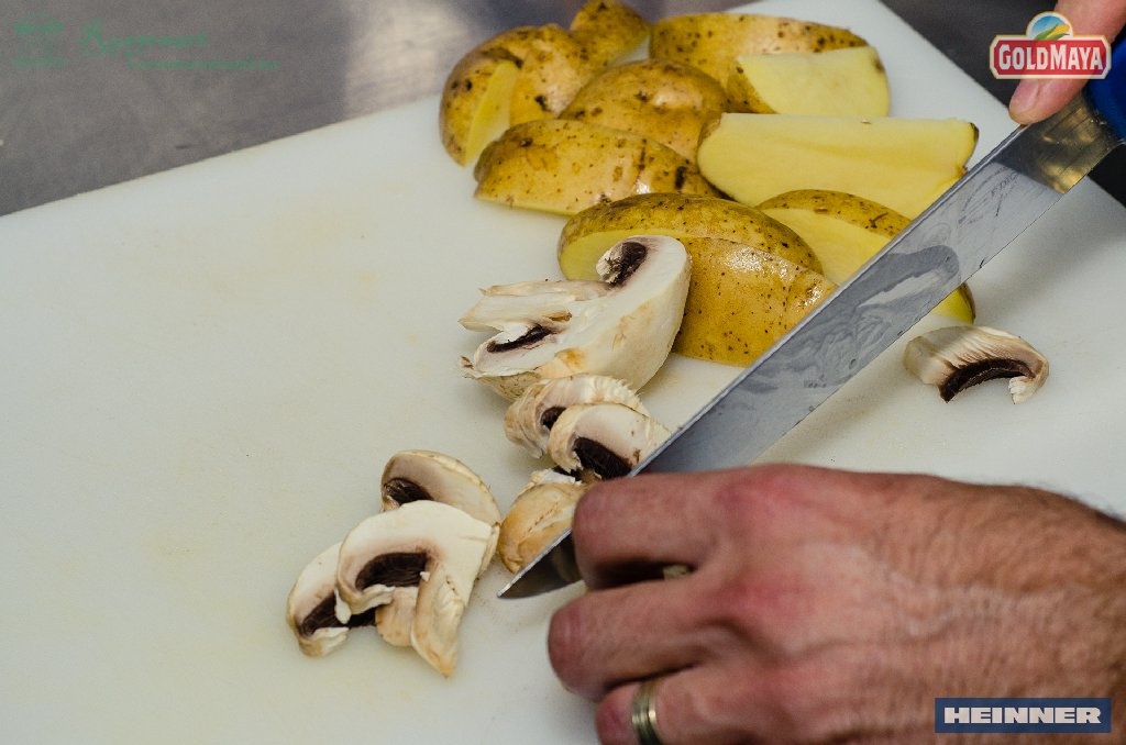 Cotlet de porc cu mamaliguta si cartofi