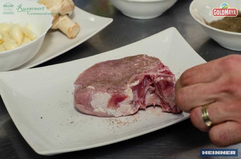 Cotlet de porc cu mamaliguta si cartofi