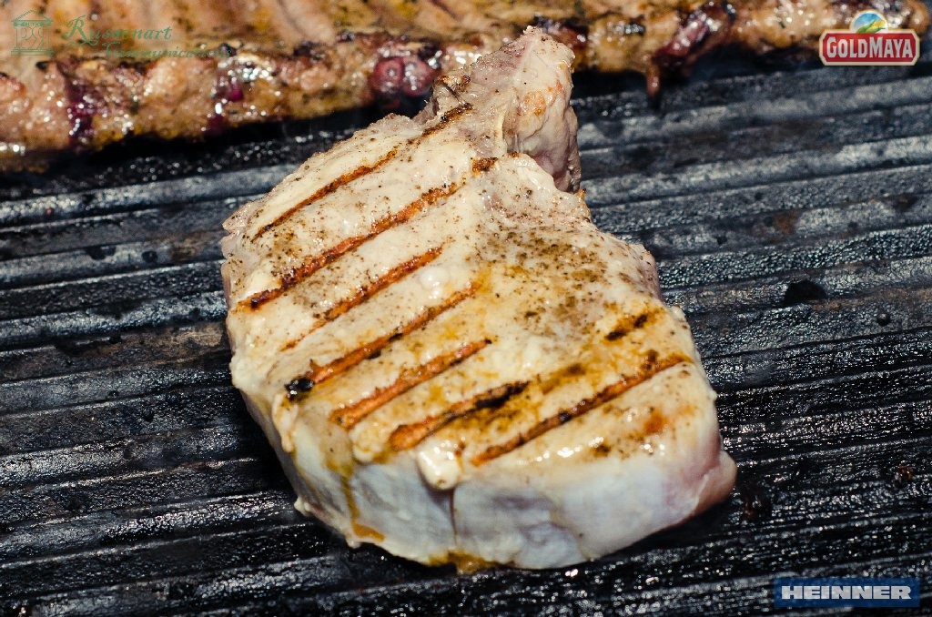 Cotlet de porc cu mamaliguta si cartofi