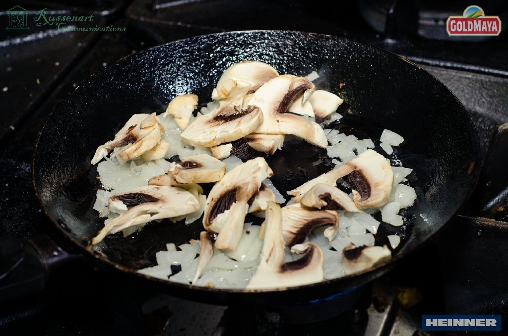 Cotlet de porc cu mamaliguta si cartofi