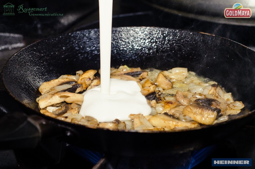 Cotlet de porc cu mamaliguta si cartofi