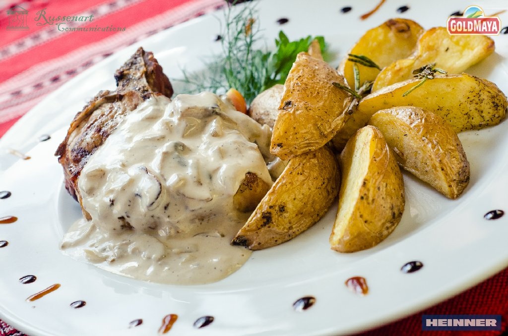 Cotlet de porc cu mamaliguta si cartofi