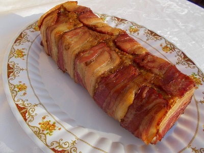 Chec de carne in bacon cu oua