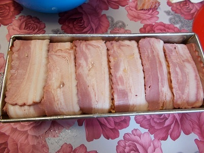 Chec de carne in bacon cu oua