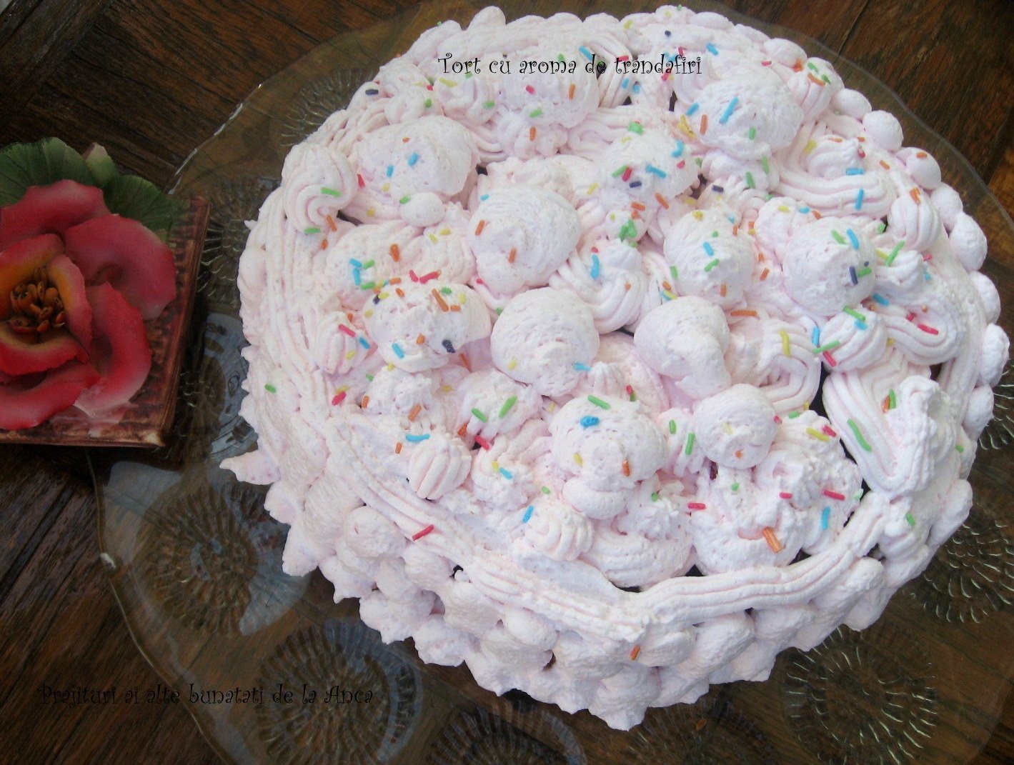 Tort cu aroma de trandafiri