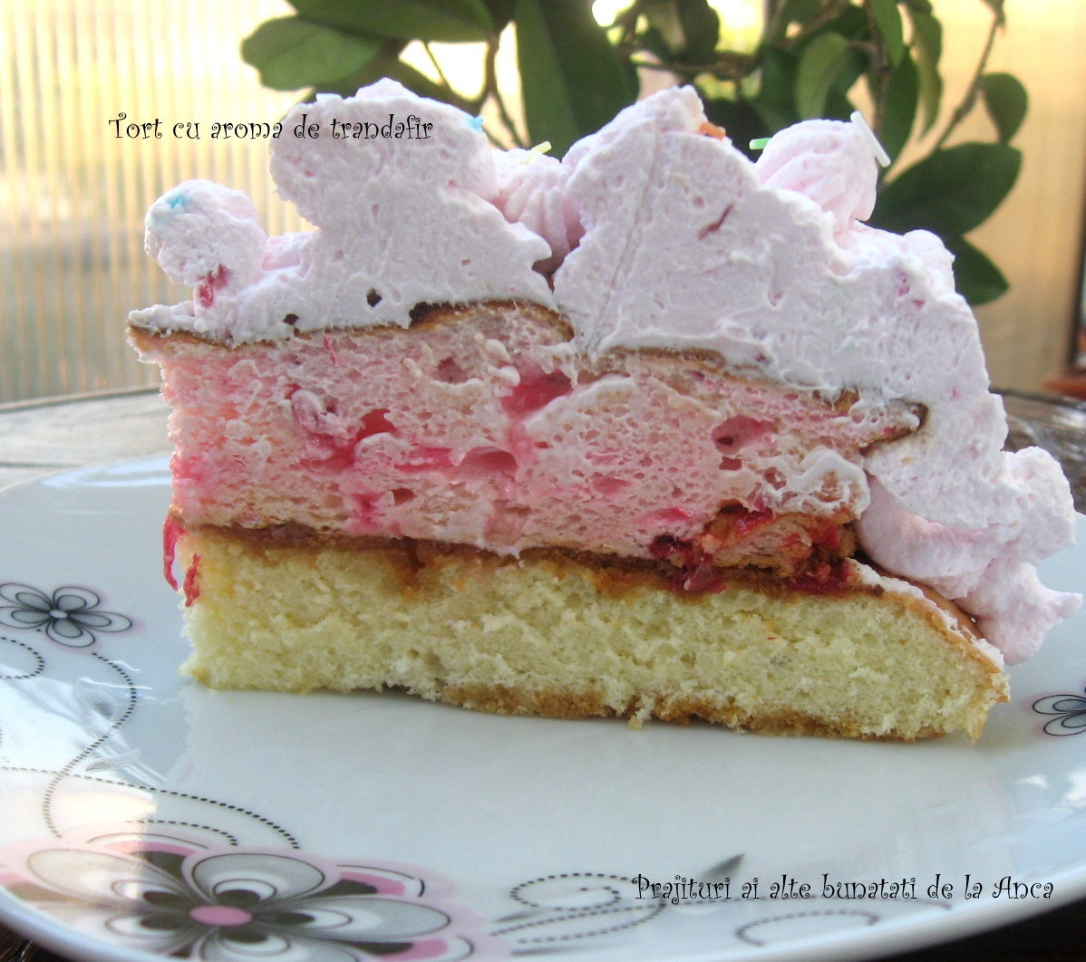 Tort cu aroma de trandafiri