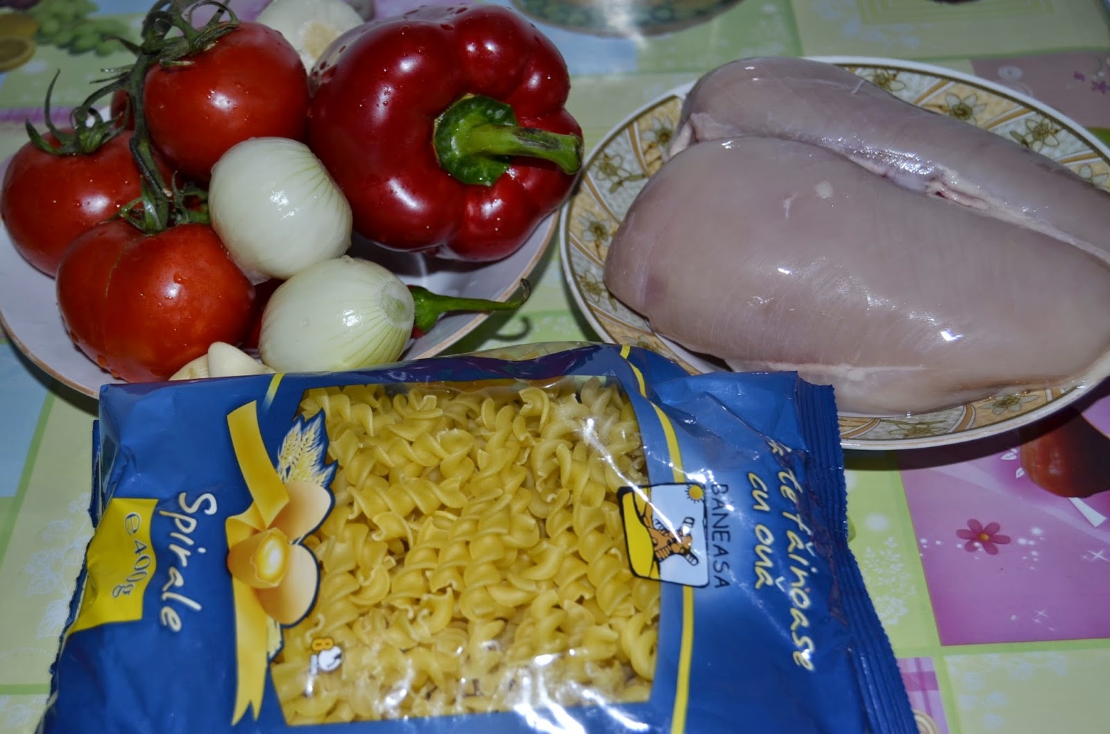 Paste cu sos picant si piept de pui