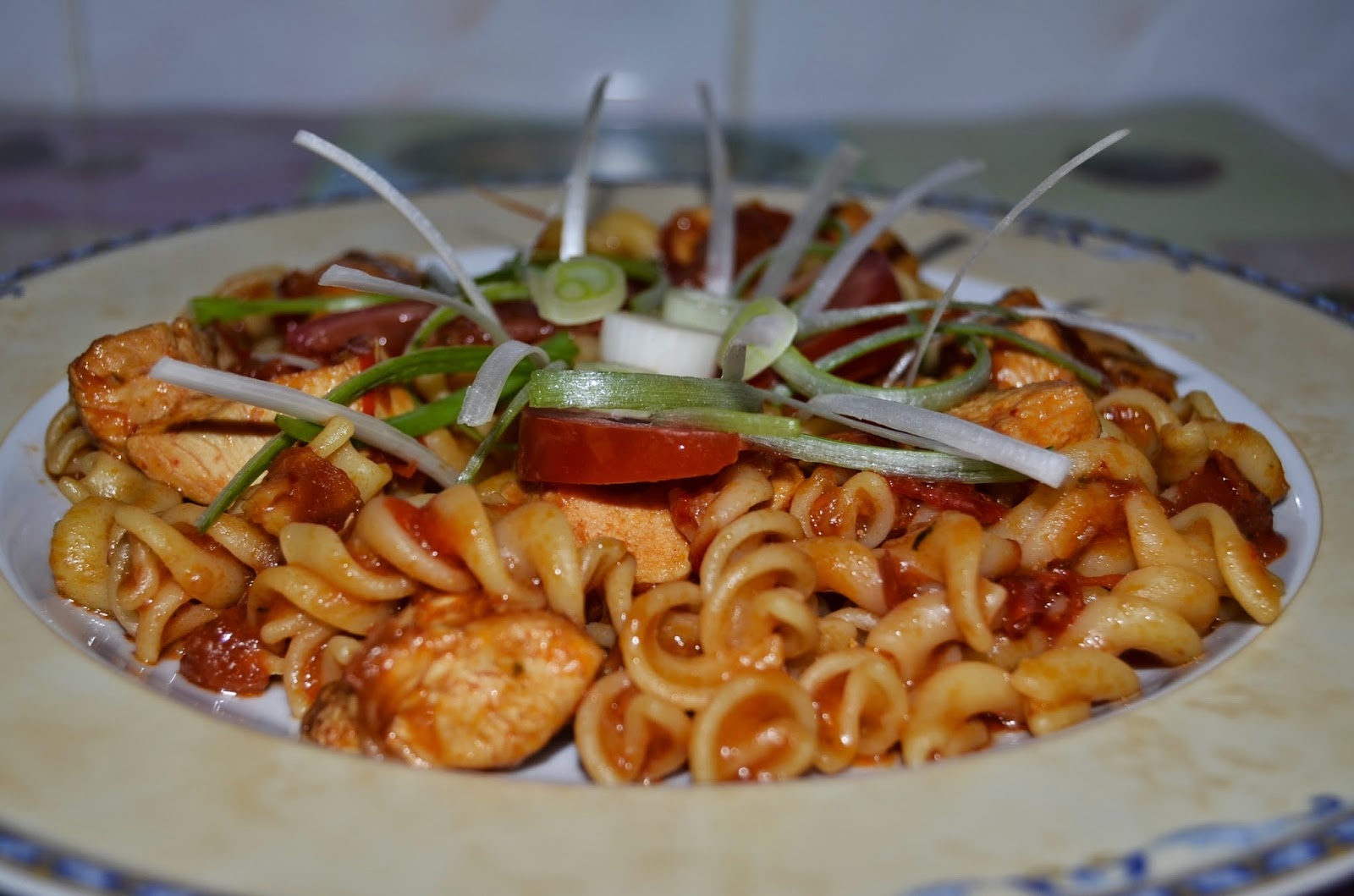 Paste cu sos picant si piept de pui