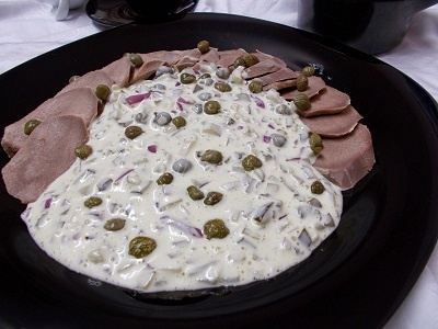 Limba de porc cu sos de capere