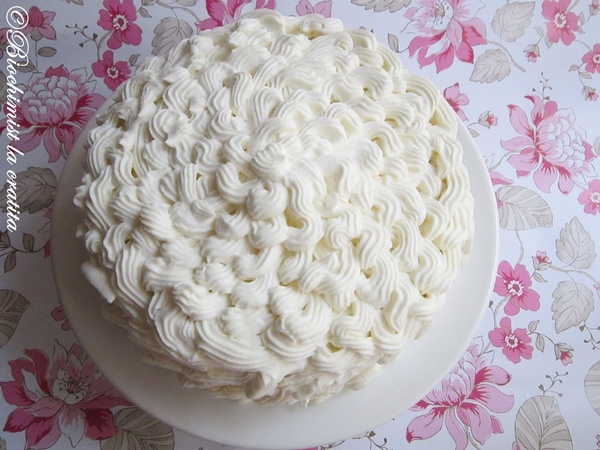 Tort cu zmeura, iaurt si ciocolata alba