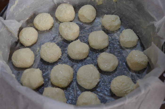 Prajitura cu ciocolata si bilute de cocos