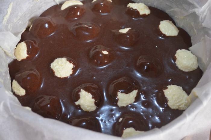 Prajitura cu ciocolata si bilute de cocos