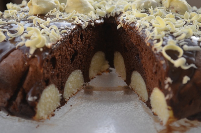 Prajitura cu ciocolata si bilute de cocos