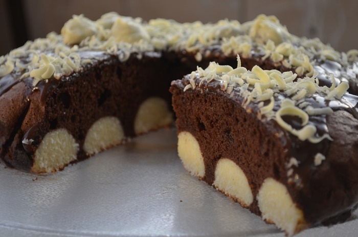 Prajitura cu ciocolata si bilute de cocos