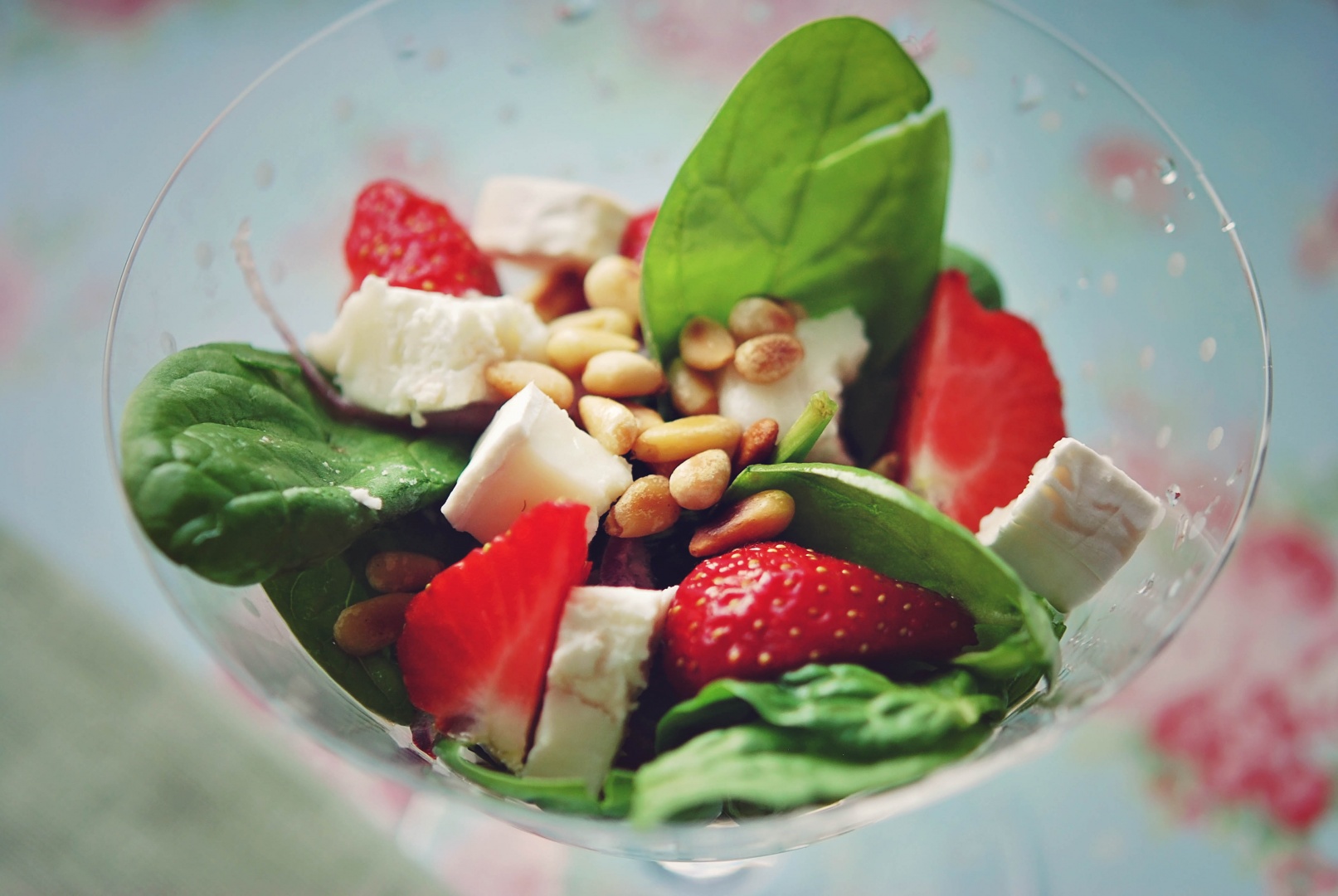 Salata de spanac, branza de capra si capsune